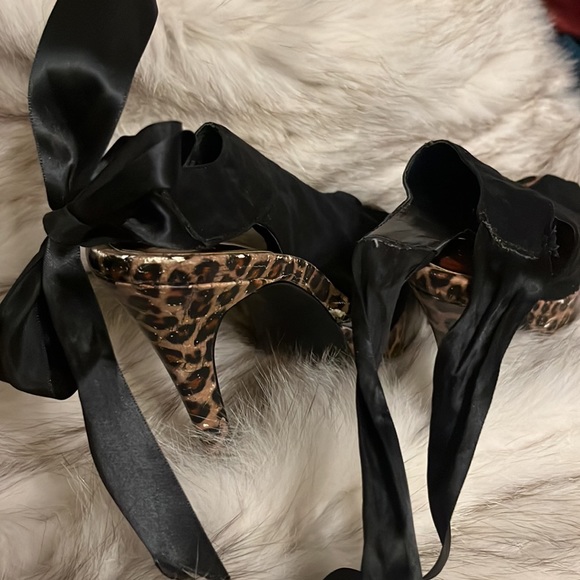 Carlos Santanas bow tie heels , size 7 - Picture 2 of 4